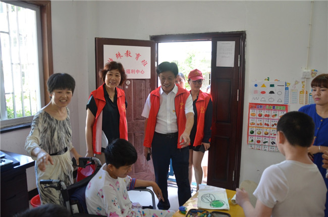 城投集團(tuán)開(kāi)展“傳承紅色基因，敬老愛(ài)幼先行” 現(xiàn)場(chǎng)獻(xiàn)愛(ài)心活動(dòng)