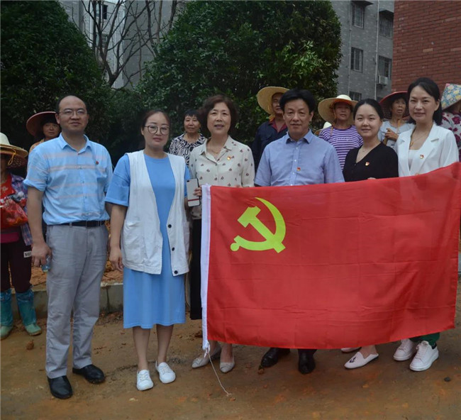 炎炎夏日送清涼，點(diǎn)滴關(guān)懷暖人心——城投集團(tuán)各黨支部開展“送清涼”慰問(wèn)一線員工活動(dòng)