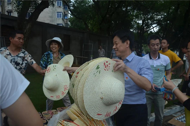 炎炎夏日送清涼，點(diǎn)滴關(guān)懷暖人心——城投集團(tuán)各黨支部開展“送清涼”慰問(wèn)一線員工活動(dòng)
