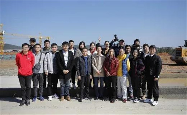 記者節(jié)：媒體聚焦昌南新區(qū)、城投集團重點項目建設(shè)工地